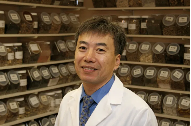 Dr Dayong Hou is a co-founder and partner helping Radiant Shenti heal people through Chinese medicine TCM